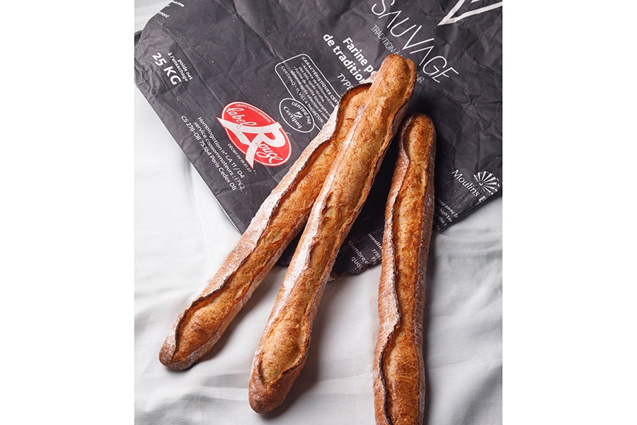 「バゲット ソバージュ」（370円・税別）はフランス高品質の証『ラベルルージュ』のついたソバージュ小麦を使用。小麦の旨みたっぷり、なかはモッチリ食感
