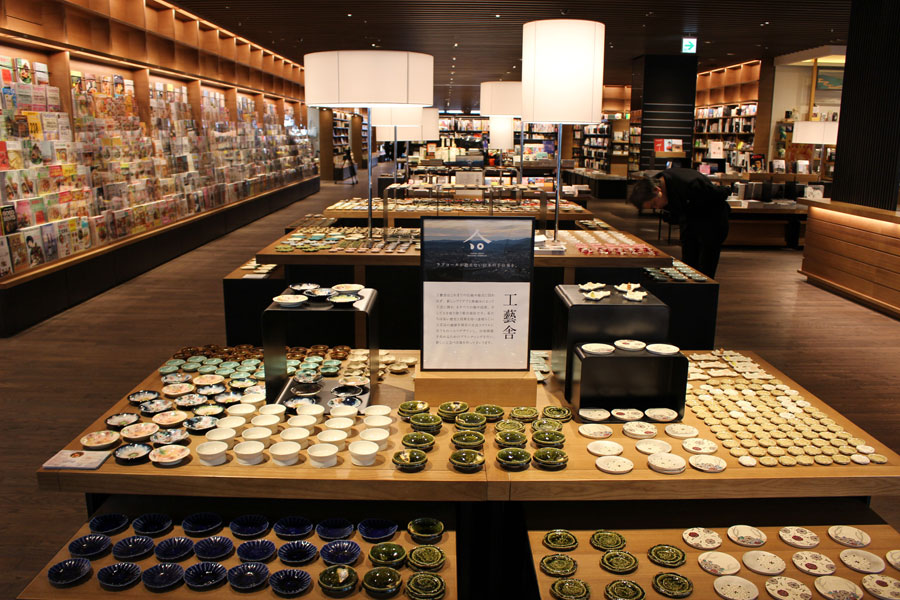 陶磁、ガラス、金工、木工の２９名の若手作家が奈良の世界遺産、奈良の春をテーマに作成した豆皿（３月３０日・奈良市）