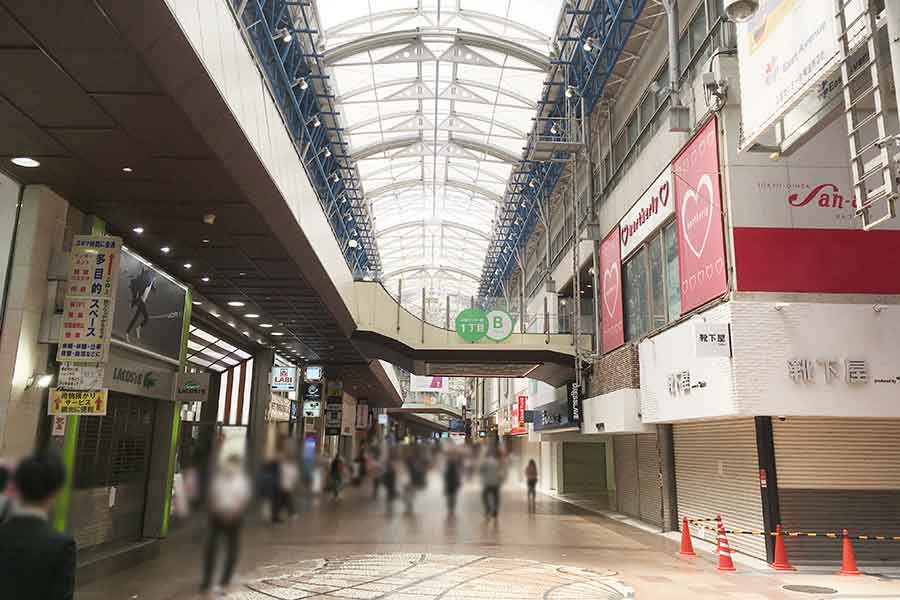 やや人通りが戻ってきたが、まだまだ寂しい「神戸三宮センター街」の様子（神戸市中央区）