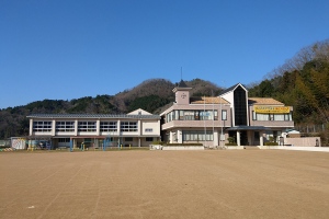 丹波篠山市が移住者を誘致する「定住促進重点地区」の一つの大芋に誕生した「泊まれる学校 おくも村」