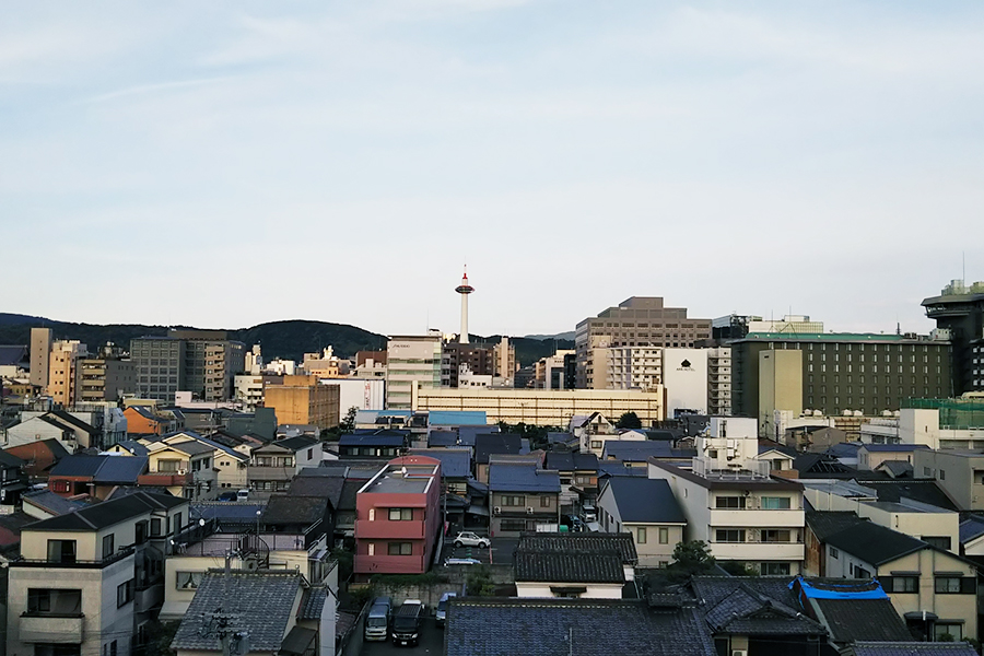 人口は約257万人で、隣接県のなかでは大阪、兵庫に次ぐ大都市のひとつである京都