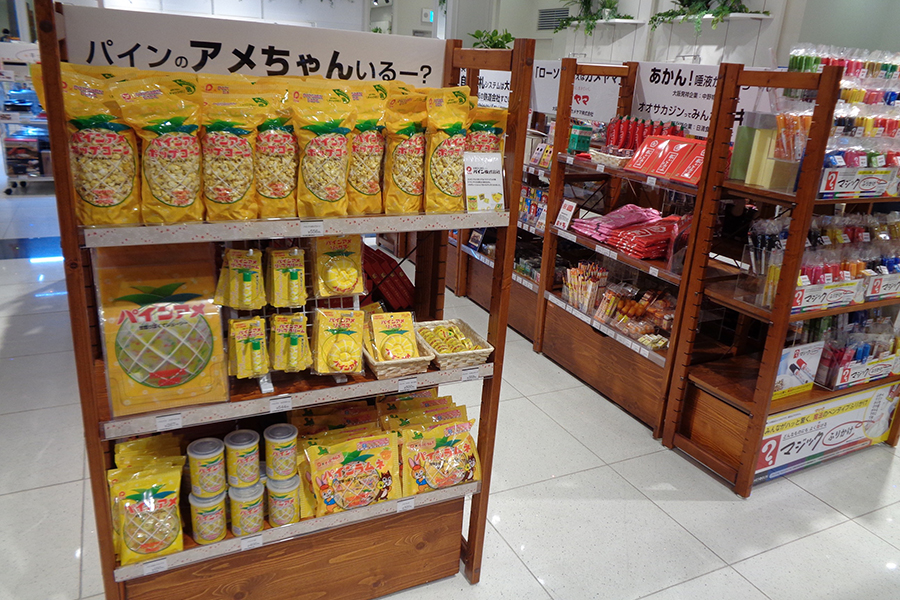３階のポップアップショップには、「パインアメ」など大阪土産が多数