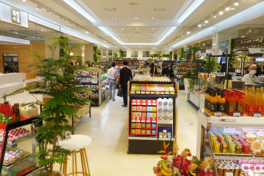 Laox 道頓堀店の1階では、フルーツ、レトルト食品、スイーツ、調味料、日本酒などが販売される