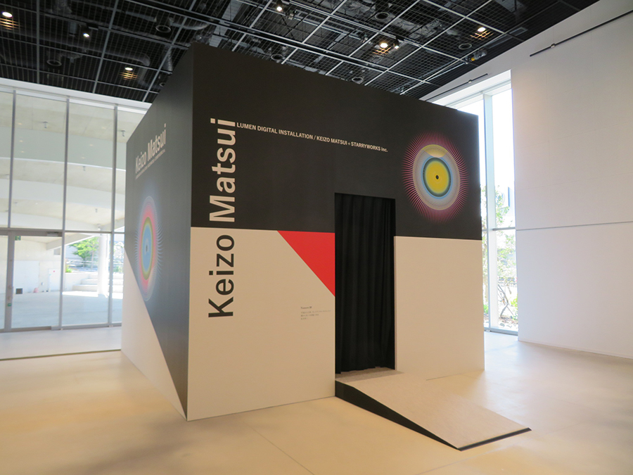 １階の「キューブホール」では、松井桂三のデジタル映像インスタレーションを展示。スタッフの指示に従って１人ずつ箱のなかに入り体感する