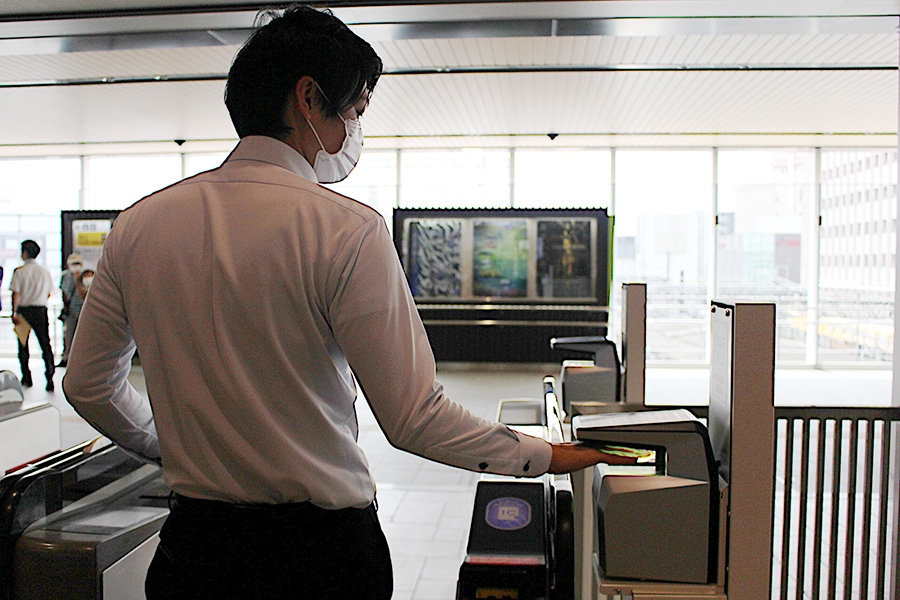 駅構内店舗従業員や駅係員、工事関係者用の非接触式「指紋認証改札システム」
