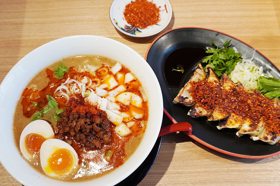 マグロスープの担担麺（９００円）、「スパイス餃子」（４８０円）
