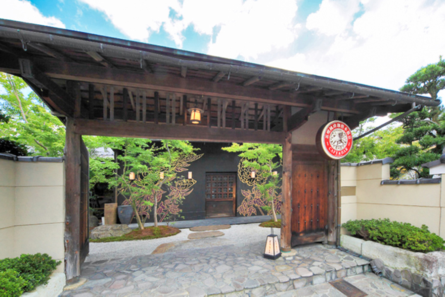 約４００平方米の日本庭園に囲まれた嵐山の店舗