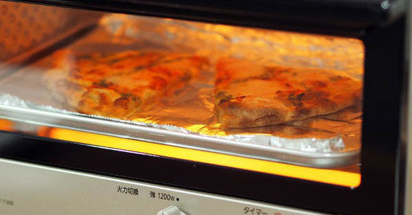 冷めたピザの温め方（２）低めのワット数のトースター（３００Ｗ）で焦らずじっくりと温める