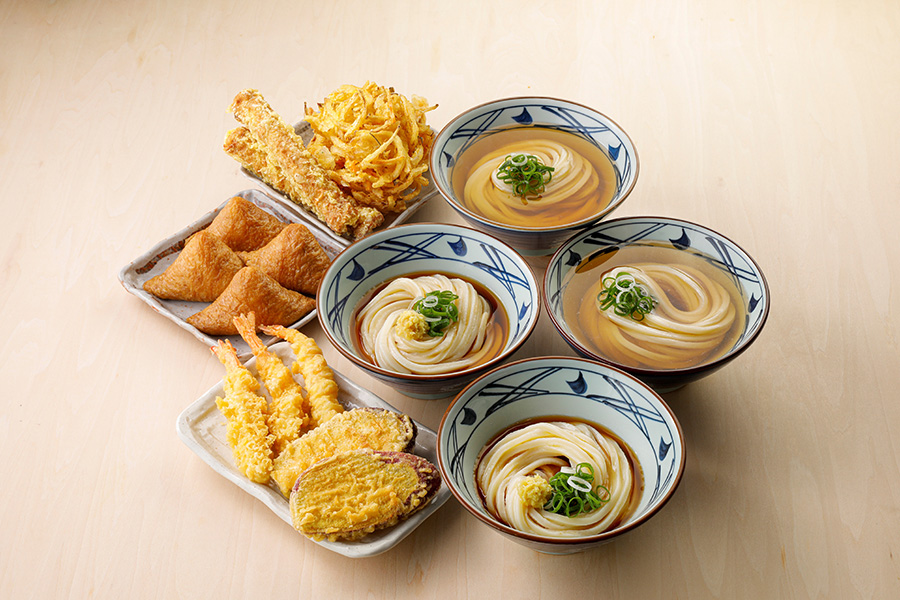 うどん、天ぷら、いなりの丸亀製麺「打ち立てセット４人前」２０００円