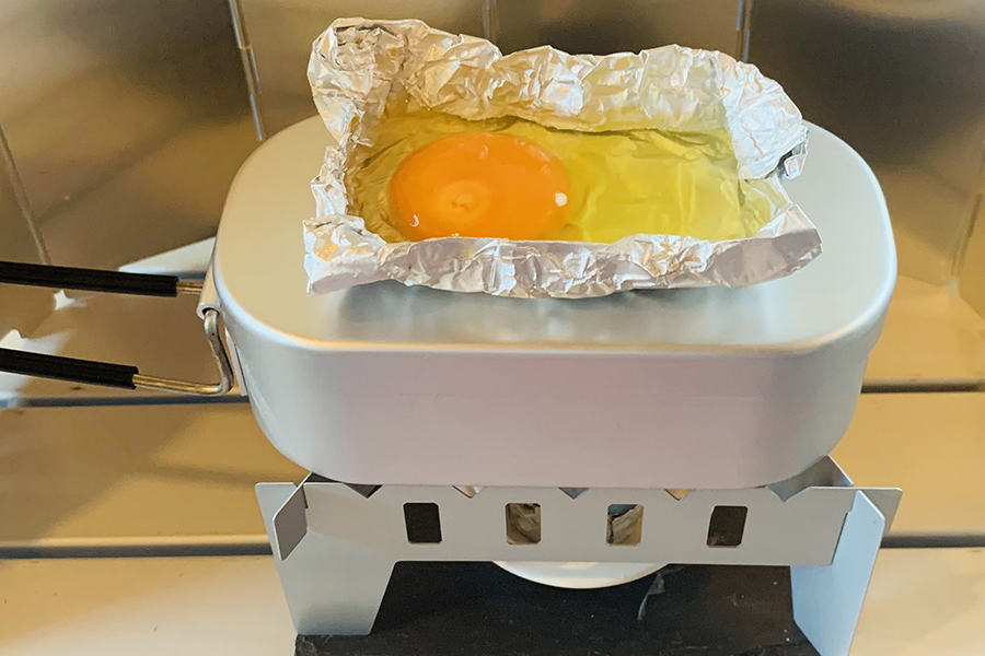 温泉卵と目玉焼きの中間のような、ソフトな半熟卵ができます