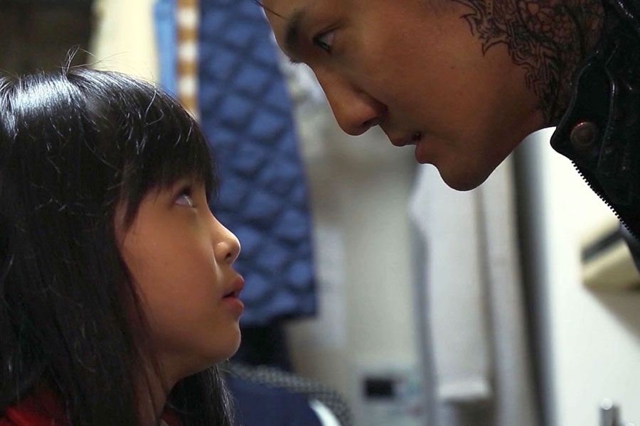 少女役を虐待する、母親の彼氏役を演じる俳優・税所篤彦。撮影する上では、子どもが残酷なシーンを見ないように、別カットで撮っていったとのこと（C）yudai uenishi