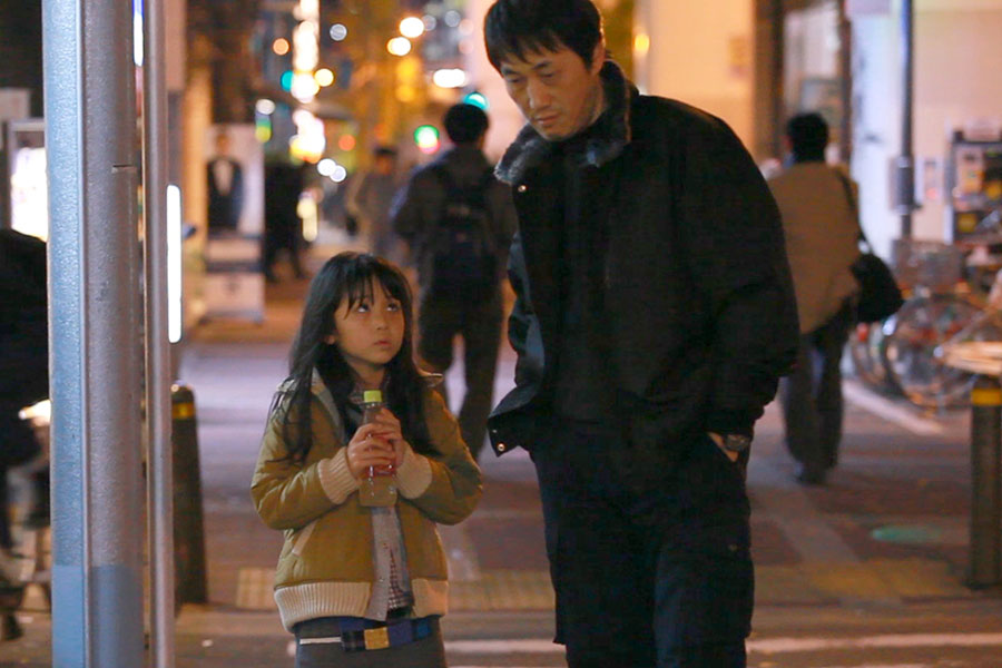 映画『ひとくず』で監督・主演をつとめる上西雄大と、少女役をつとめる小南希良梨（C）yudai uenishi