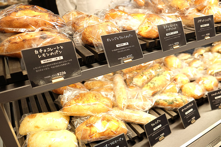 パンは個別に包装または囲いを設置し、感染症対策に配慮している