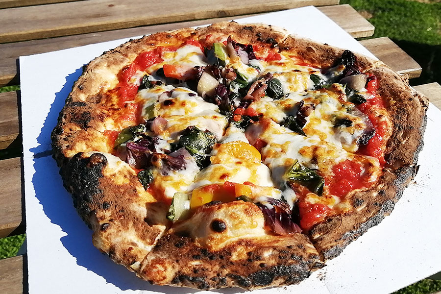 一番人気の畑のピザ（1600円）この日は淡路島ファーム太陽と海のラディッキオロッソ、プレコーチェ、カラフルパプリカにじゅんちゃんファームの高菜が