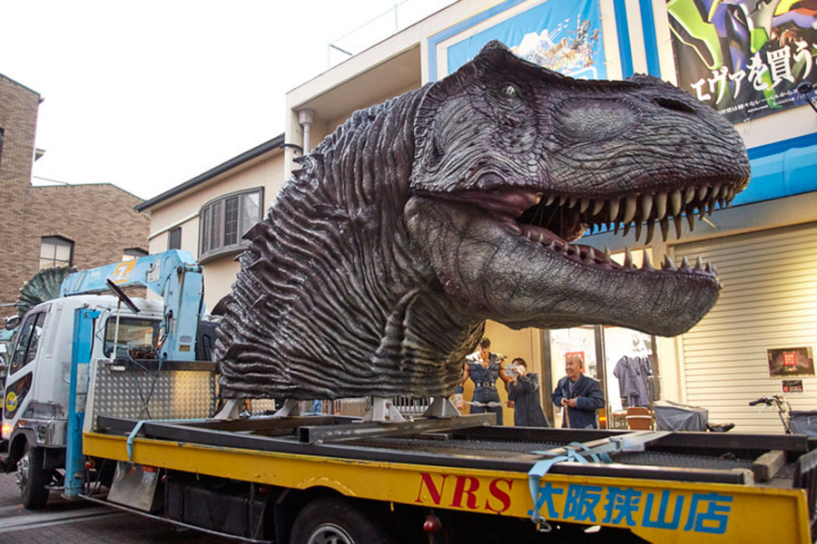 クリス・ウェイラス氏が手がけた巨大なティラノサウルスが大阪市内を走行