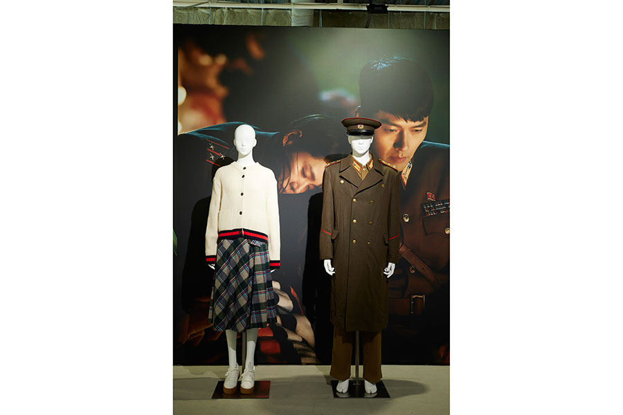 リ・ジョンヒョクの軍服をはじめ、さまざまな衣装も展示　※画像はイメージです