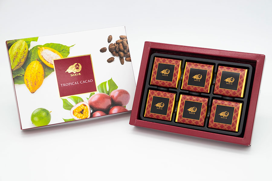  「トロピカルカカオ」チョコレート（６枚入）864円。カカオの発酵時に、パッションフルーツの果汁を使用。心地よい苦味と果実の華やかな香りが楽しめる
