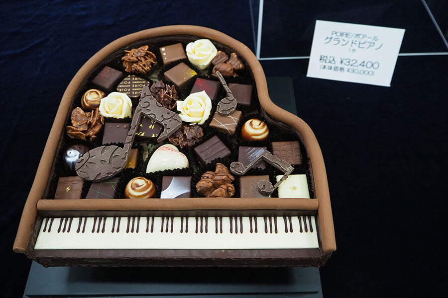 「ポアール」の「グランドピアノ」（3万2400円）。ボンボン・オ・ショコラ29個や音符、バラなどのチョコ細工が楽しめる贅沢な一品。アクリルケース付き