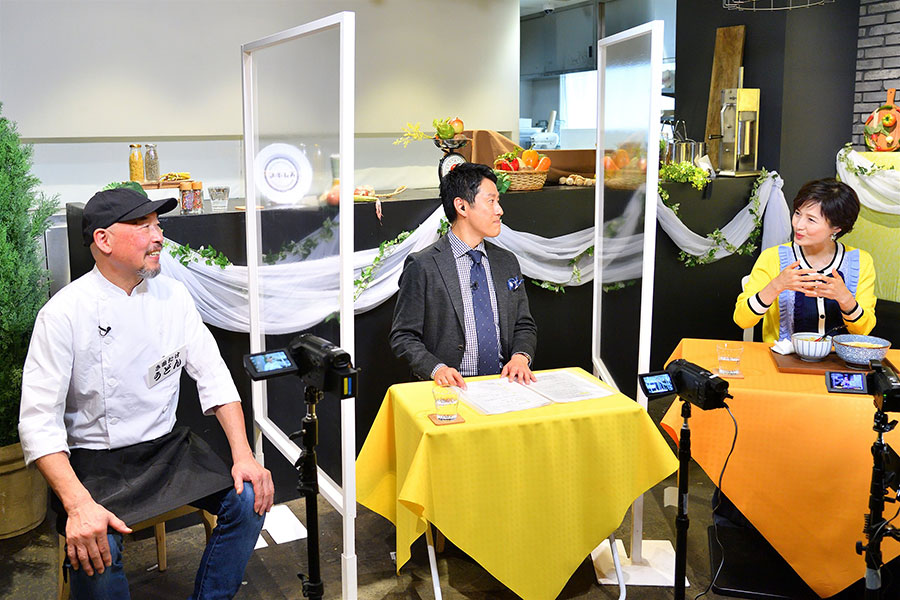 左から「き田たけうどん」店主の木田武史さん、河田直也アナ、水野真紀（写真提供：ＭＢＳ）