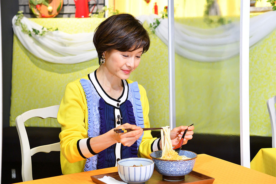 き田たけうどんの「カレー大阪つけ麺」を食べる水野真紀（写真提供：ＭＢＳ）