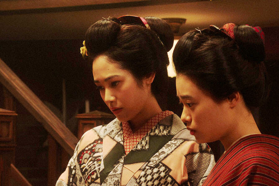 進太郎からある芝居を見たいと言われ、困る洋子（左・阿部純子）と千代（杉咲花） (C)NHK