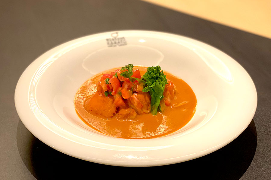オマール海老半身！野菜で仕上げたワタリ蟹の冷製ビスクスープは、単品2860円、ハーフ1430円