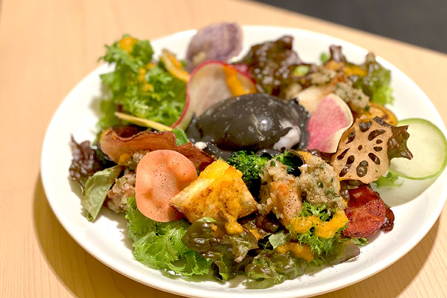 生野菜、グリル野菜、ポーチドエッグなどが盛られた、野菜の美食サラダ1320円