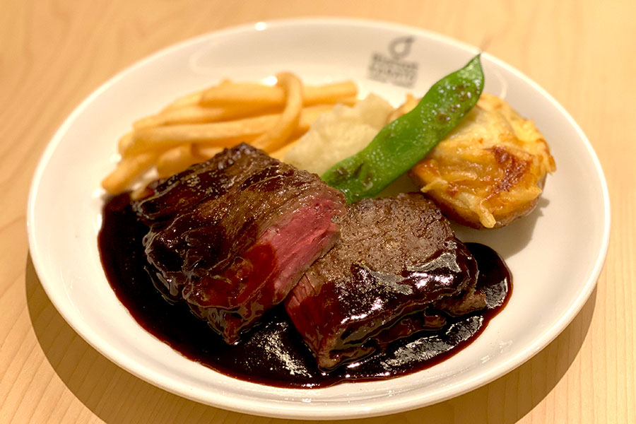 牛肉バヴェットステーキ160ｇ３種のポテト添えソース・マデールは、単品3520円、ハーフ1430円