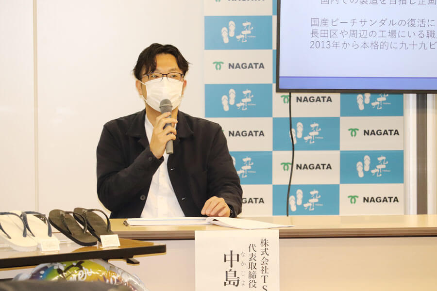 国産ビーチサンダルについて説明する、TSUKUMOの中島広行代表（3月12日・神戸市役所）