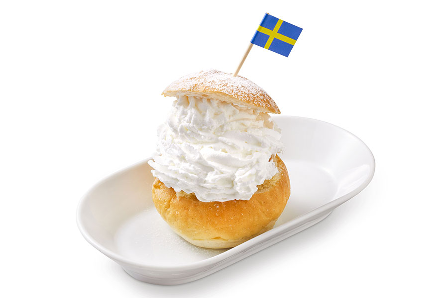 「セムラ」（299円）スウェーデンの伝統的なお菓子。カルダモンの練りこまれたパンとクリームの相性が抜群の一品。「IKEA渋谷」を除く全国のイケアストアで提供
