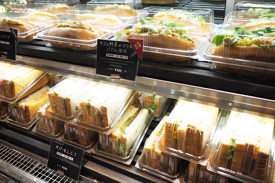 サンドが充実し、新大阪駅店ならではの、コッペパンのサンドも