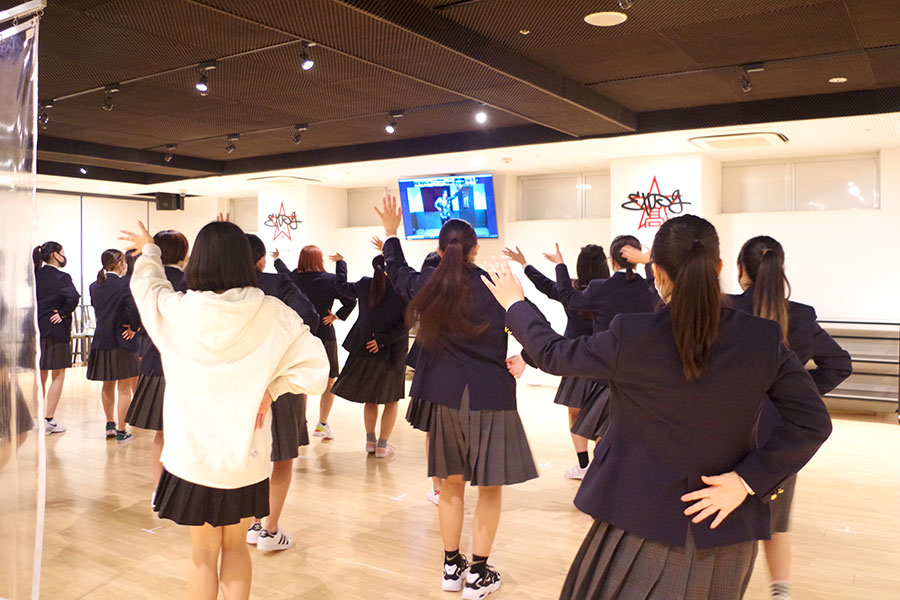 リモート特別講義での、ダンス指導の様子。写真は「EXPG 高等学院 大阪校」