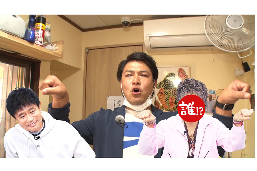 「3150」ポーズを披露する天竺鼠・瀬下（中央）、浜田雅功（左）、ゲスト（写真提供：ＭＢＳ）