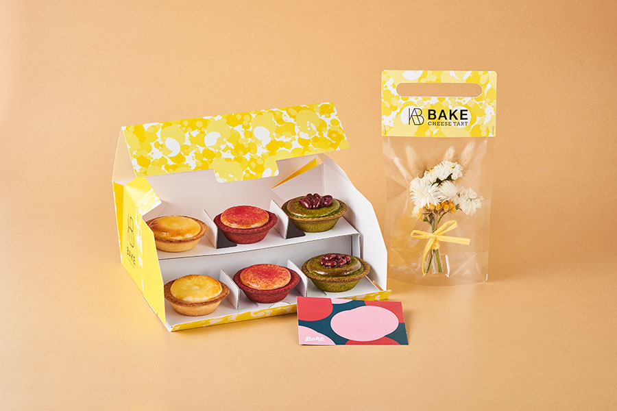 「BAKE CHEESE TART 母の日セット」（２９００円）。ドライフラワーとメッセージカード付き。
