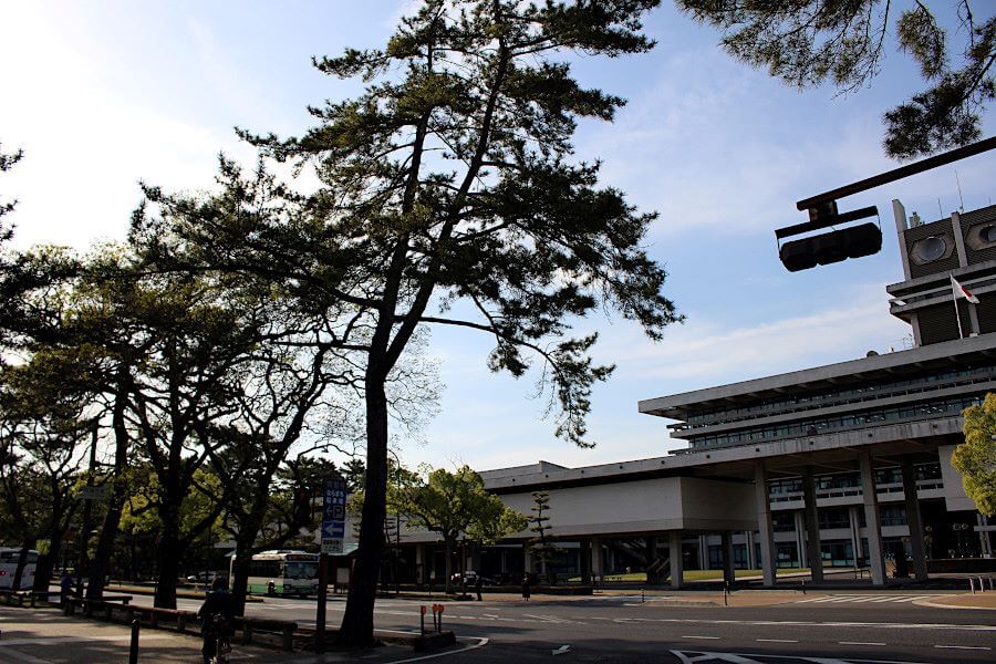 奈良県庁や奈良公園バスターミナルがある大宮通りの様子（2021年4月27日・奈良市）