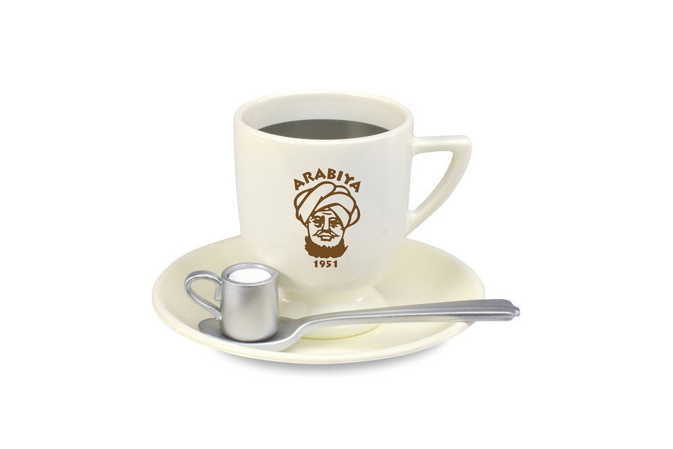 昭和26（1951）年創業の老舗「アラビヤコーヒー」。サイフォンで一杯ずつ丁寧に淹れられている「オリジナルブレンドコーヒー」をミニチュアフィギュア化