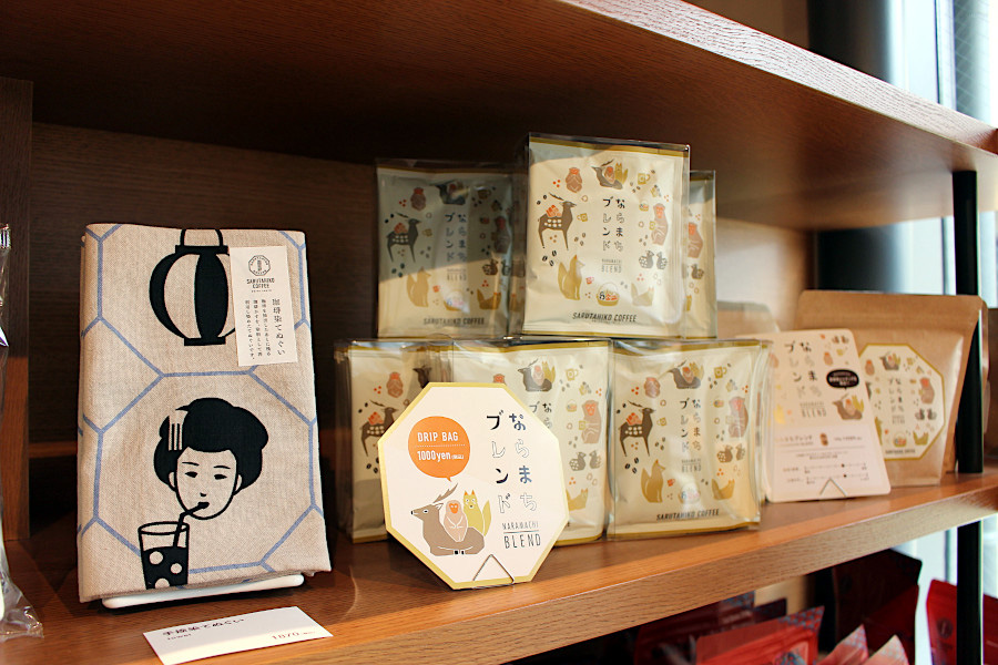 手前が日本的なモチーフとコーヒー器具が描かれた、「珈琲で染めた手捺染てぬぐい」1870円。限定販売される「ならまちブレンド」