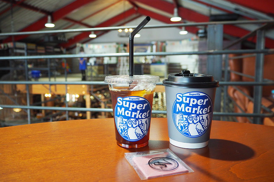 Superflyと「Super Market」をイメージしたオリジナルコーヒー（ホット／アイス・各500円）。セイイチロウ ニシゾノによるスペシャルチョコレートと合わせても（600円）。