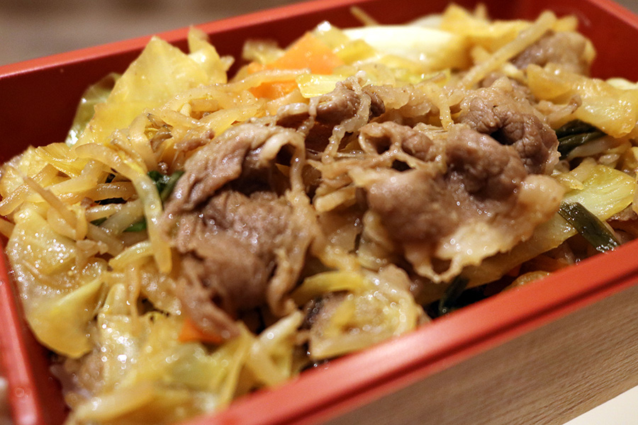 「名物 雄三郎炊き肉弁当」は、国産牛のほか、キャベツ、ニンジン、もやし、ニラなどの野菜がたくさん