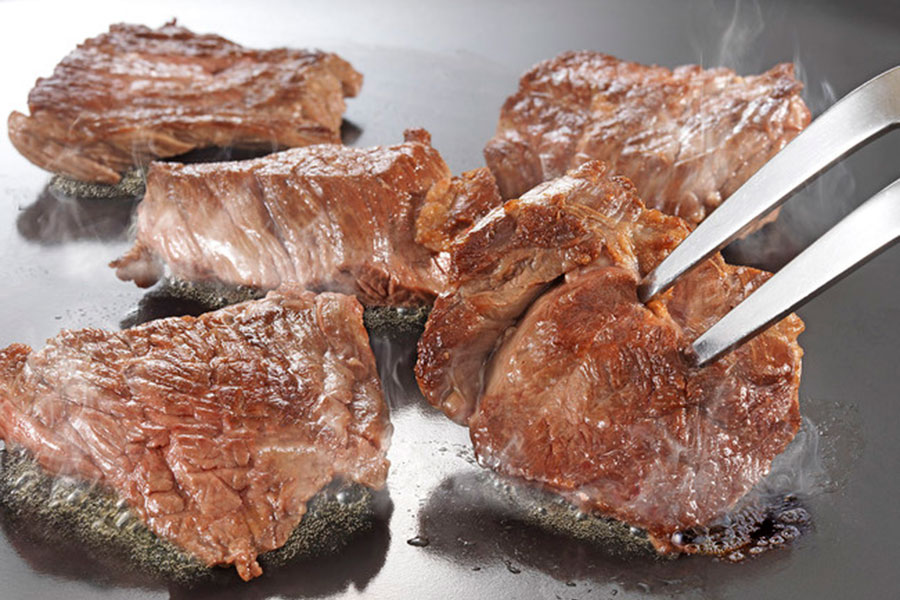 鉄板で焼き上げた牛肉のステーキはディナー限定