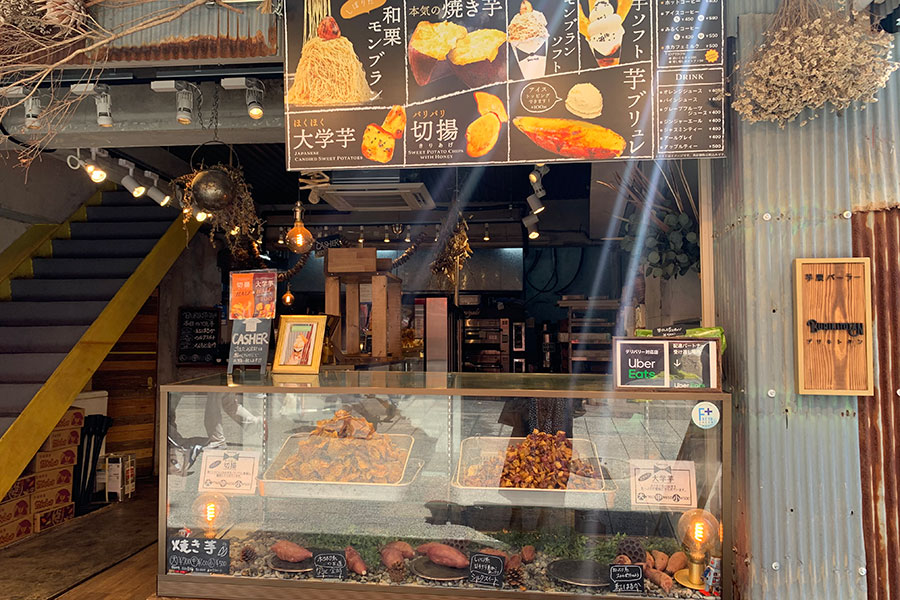 「芋栗パーラー ブリキトタン」は南京町のメインストリートに位置