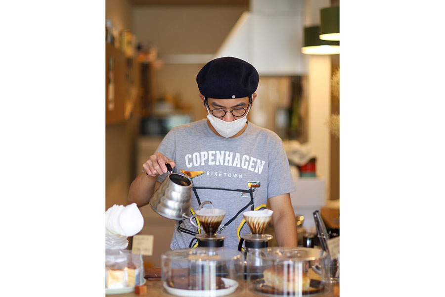 「ROOT COFFEE」はテイクアウトのみのコーヒーショップ。店主米田さんが丁寧にハンドドリップするコーヒーを