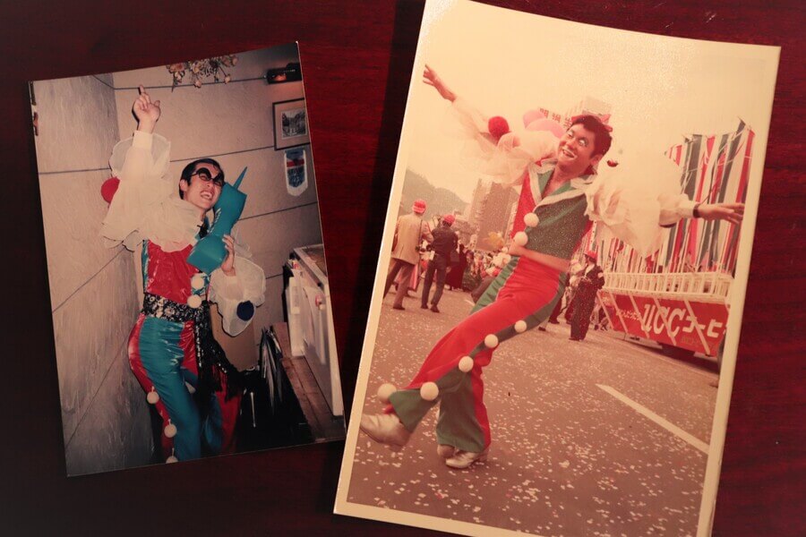 1970年代に神戸まつりのサンバで踊る小林マスターと、同じ衣装でハロウィンの仮装をした森﨑さん（2000年）。この写真を載せて小林さんが天国で怒らないかと訊くと「むしろ、ほっほっほと笑うはず」とのこと。サヴォイの「楽しさ」が伝わってくる