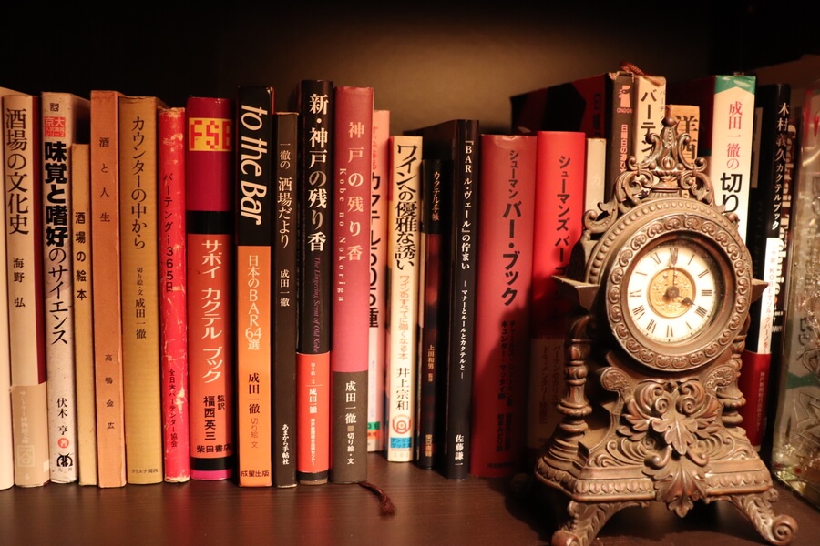 店の本棚には、カクテルの本や成田さんの切り絵本がたくさん並ぶ
