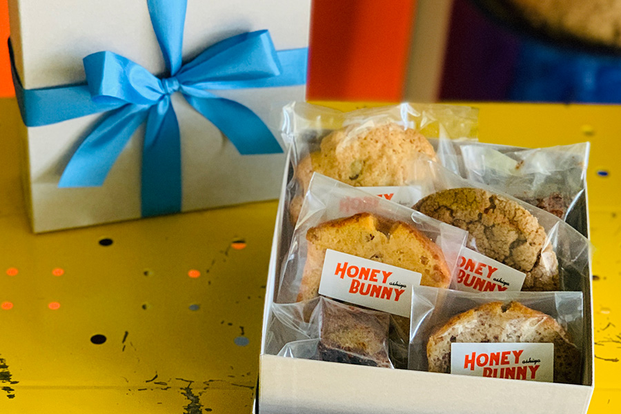 「Honey Bunny」のギフトボックスBセットは、クッキー2枚とケーキ4個。2090円（季節によって内容が変更）