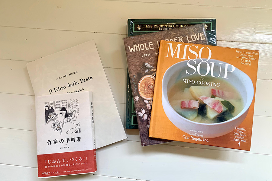「ivory books」の中村さんが好きな食や暮らしにまつわる本は、新刊も洋書も豊富。「料理家の細川亜衣さんの本はどれもお気に入りです」。英書の『MISO SOUP &amp; MISO COOKING』は1200円
