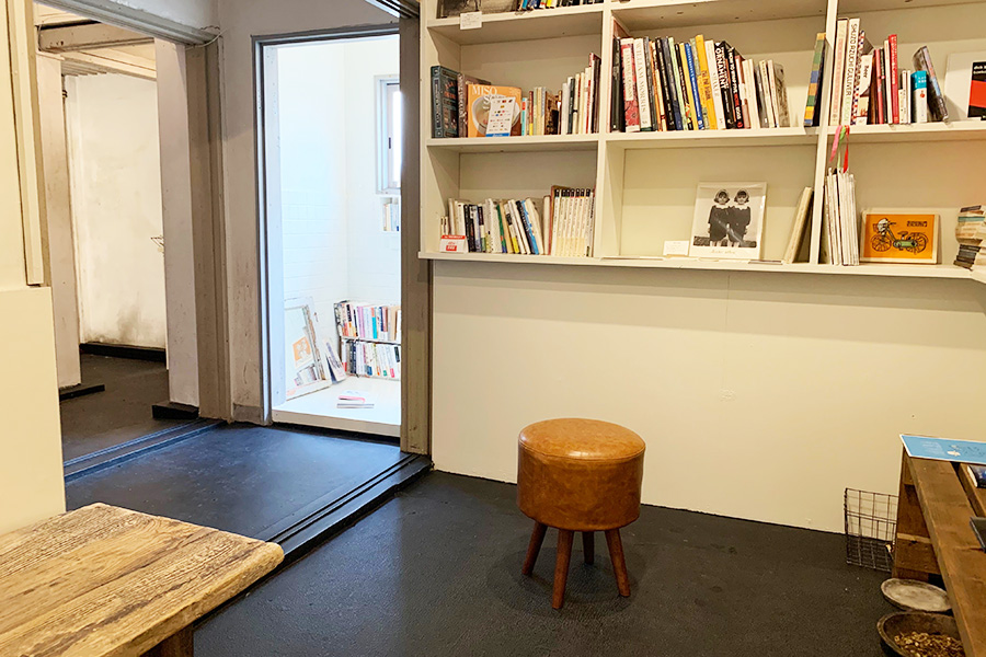 ivory booksでは椅子やベンチに座って、ゆっくりと本を選ぶことが出来る