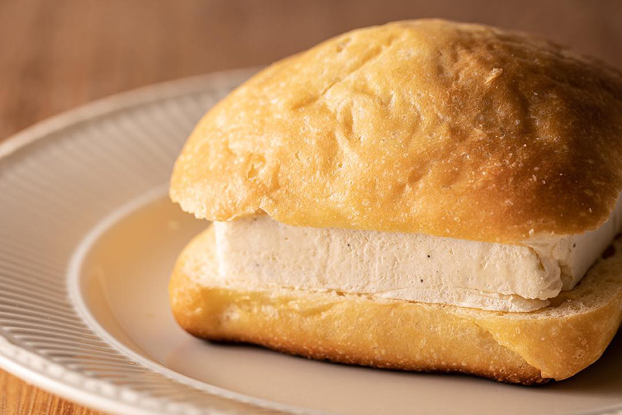 「パンデュース」の「アイスパンセット」は角２個ずつ６個セット2280円。どこか懐かしい味わいのひんやり冷たいアイスパン。写真はミルク味