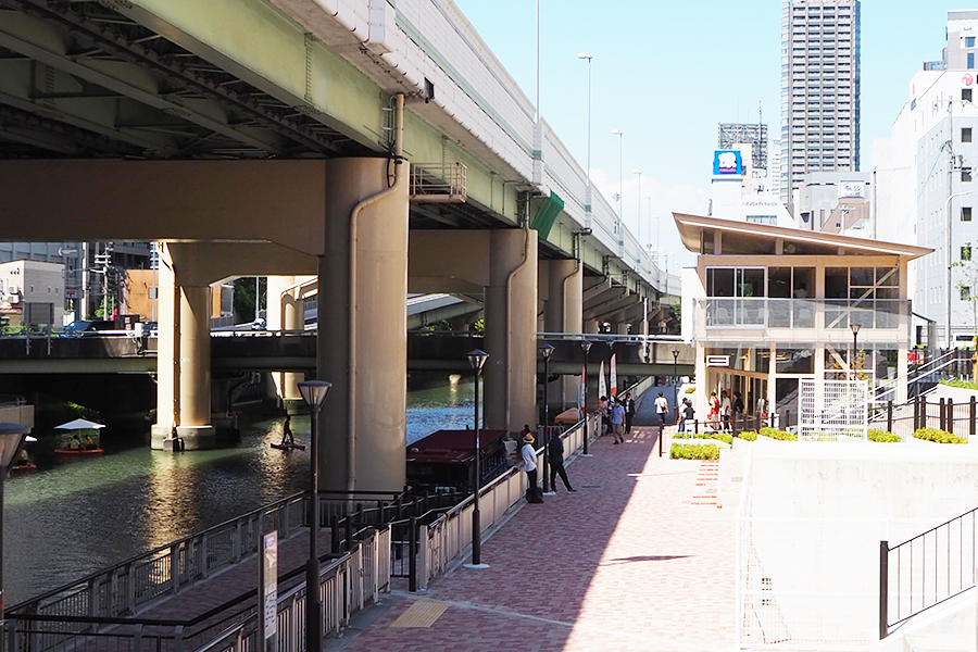 大阪のオフィス街・本町にオープンした新施設「β本町橋」、目の前には東横堀川が流れる
