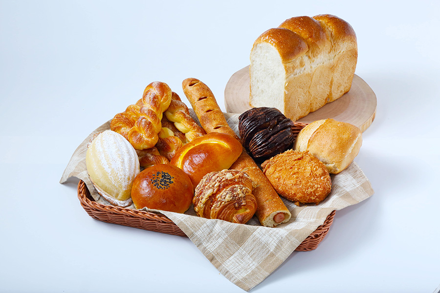 「イスズベーカリー」から「神戸マニア・至福の愛されパンボックス」。神戸で親しまれている「ハード山食」をはじめ、「イスズベーカリーといえば」という名物パンの数々に、季節ごとにかわるオリジナル餡を包みこんだ「季節のあんぱん」など全12種（4980円）。